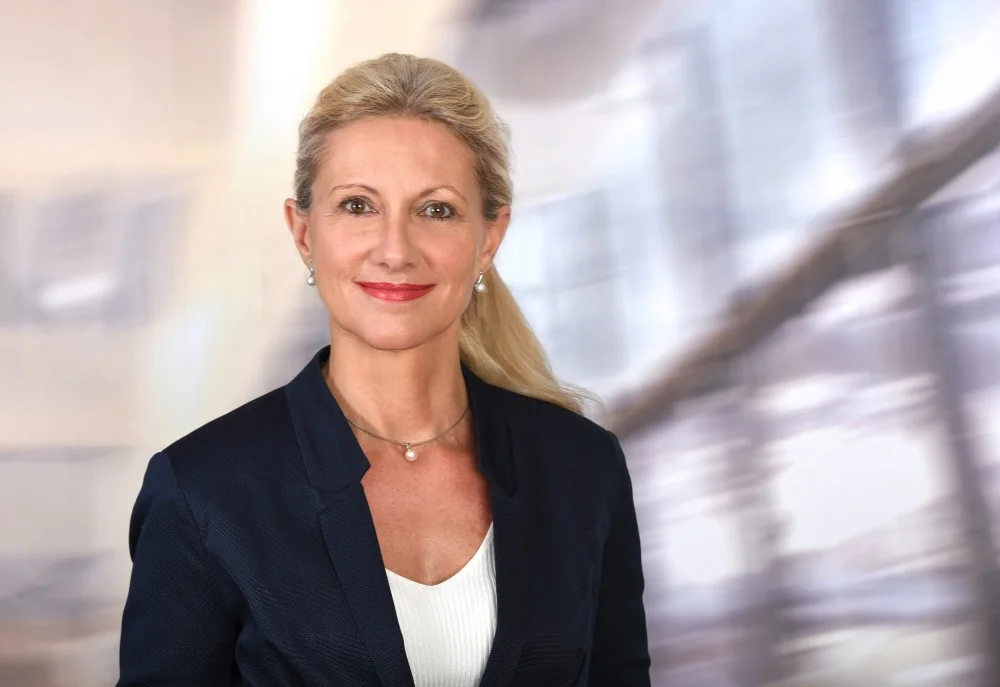 Porträt von Annette Adler im dunkelblauen Blazer.