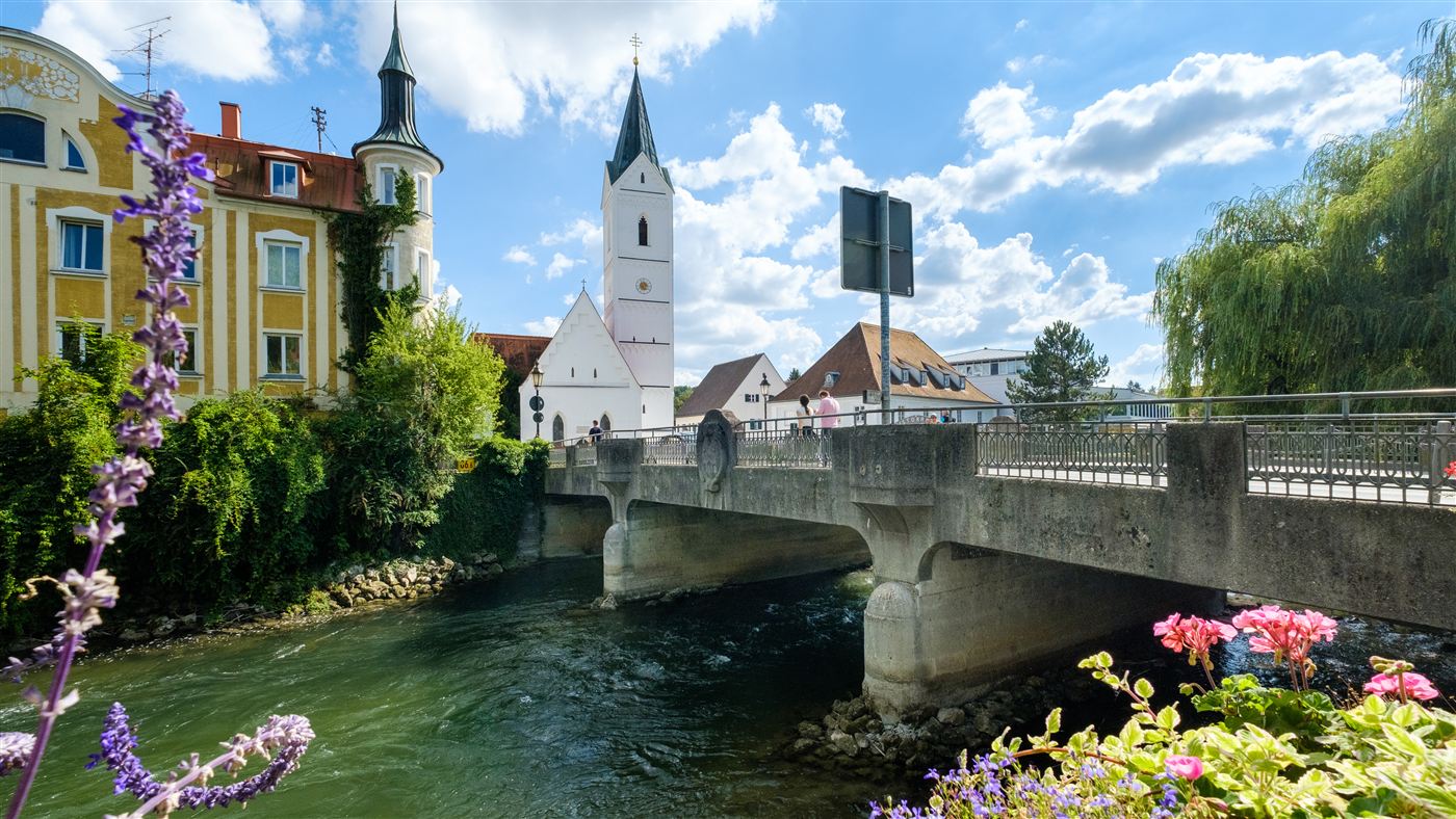 Amperbrücke und St. Leonhard in der Fürstenfeldbrucker Altstadt